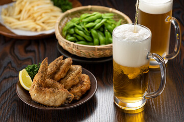 テーブルに並んだ料理とビール