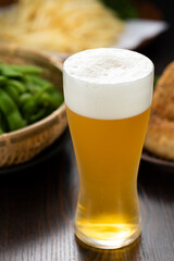 テーブルに並んだ料理とグラスビール