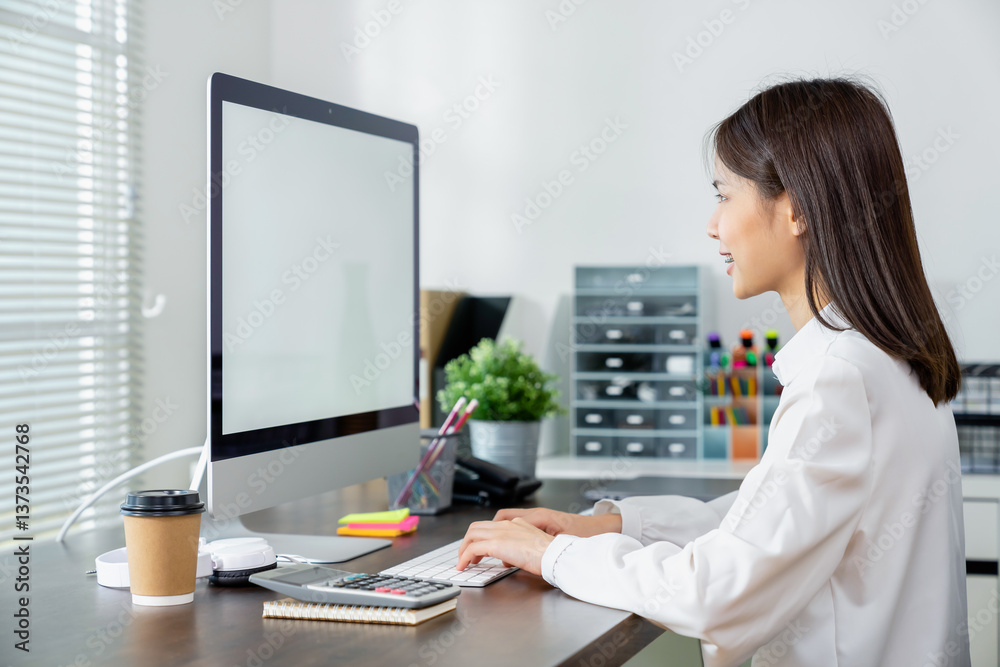 Fototapete business woman hand using computer and type on the keyboard. mockup screen of advertisement.