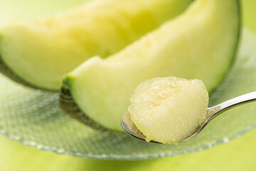 新鮮なメロンをスプーンで掬って食べる