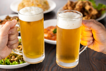 居酒屋でビールで乾杯する