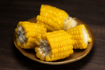 茹でたトウモロコシ