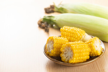 茹でたトウモロコシ