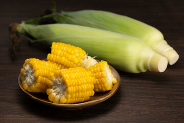 茹でたトウモロコシ