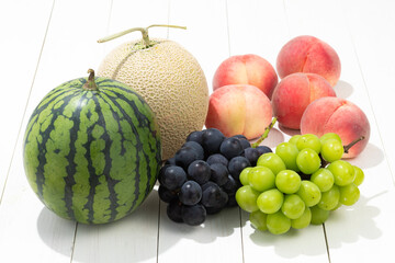 夏の果物（スイカ、メロン、桃、シャインマスカット、巨峰）