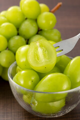 木のテーブルにシャインマスカット