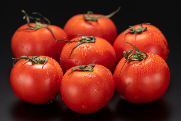 新鮮なトマト 黒バック