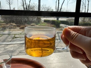 따뜻한 차 주전자와 차