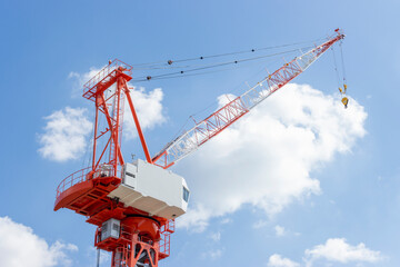 クライミングクレーンと青空。建設現場のイメージ