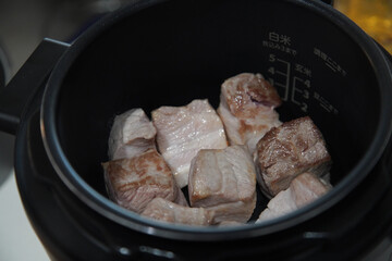 全自動圧力鍋で豚の角煮を作る様子