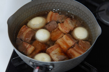 	豚の角煮を作る様子
