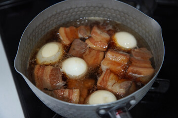 	豚の角煮を作る様子