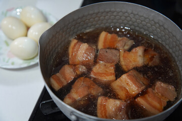 	豚の角煮を作る様子