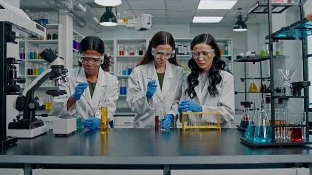 Mujeres Cient&iacute;ficas Realizando Experimentos de Laboratorio