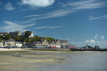 Cancale &agrave; mar&eacute;e basse, parcs &agrave; hu&icirc;tres et plage
