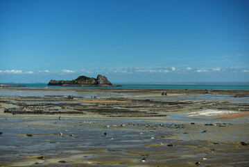 Cancale à marée basse, parcs à huîtres et plage