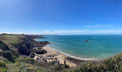 Cancale à marée basse, parcs à huîtres et plage