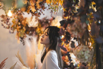 花に囲まれた女性