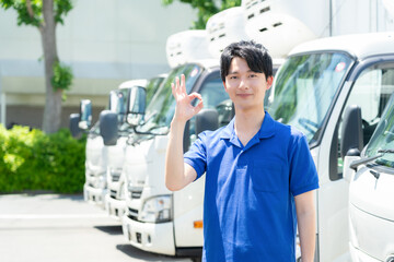 トラックで配達をする若い男性ドライバー