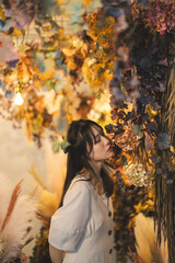 花に囲まれた女性