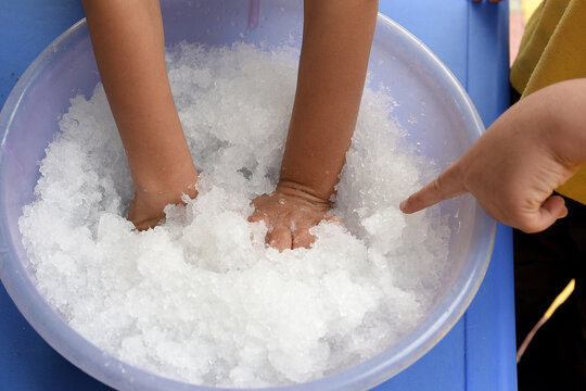 Infant sensory stimulation therapy: The child places his or her hands in sodium polyacrylate to develop cognitive and psychomotor skills.