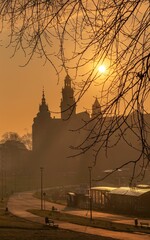 Kraków: Zamek Królewski na Wawelu w trakcie wschodu słońca i porannej mgły