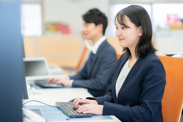 オフィスで働く若い男女のビジネスマン