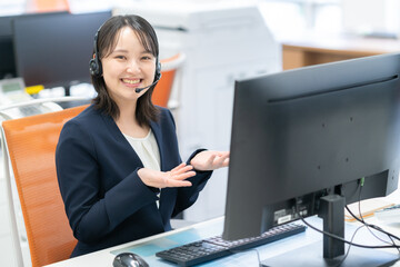 コールセンターの若い女性オペレーター