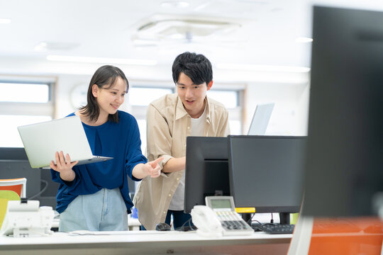オフィスで働く若い男女のエンジニア