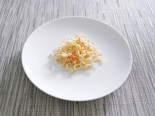 白い皿の上の切り干し大根
