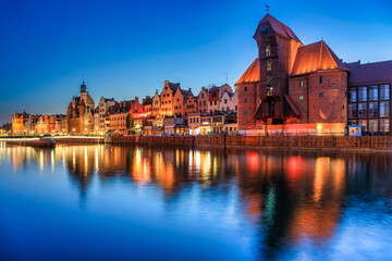 Obraz premium Beautiful old town of Gdansk with historic architecture at Motlawa river at night, Poland