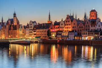Fototapeta premium Beautiful old town of Gdansk with historic architecture at Motlawa river at night, Poland