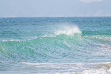 打ち寄せる美しい波