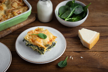 plat de lasagne fait maison &eacute;pinards ricotta et saumon fum&eacute;