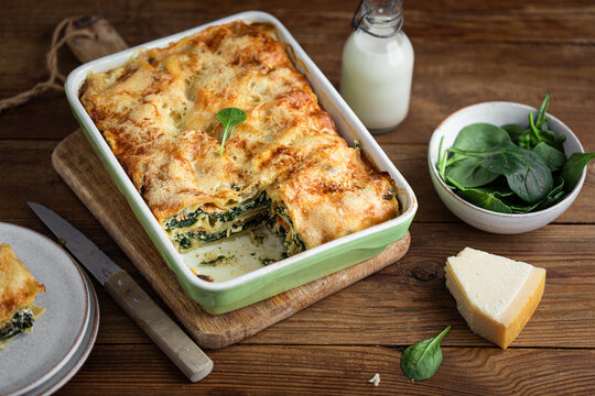 plat de lasagne fait maison &eacute;pinards ricotta et saumon fum&eacute;