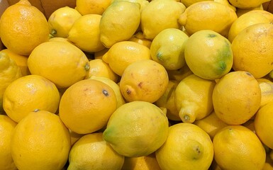 Grupo de limones en exhibición en el mercado local