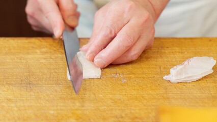 鯛を切る和食の職人