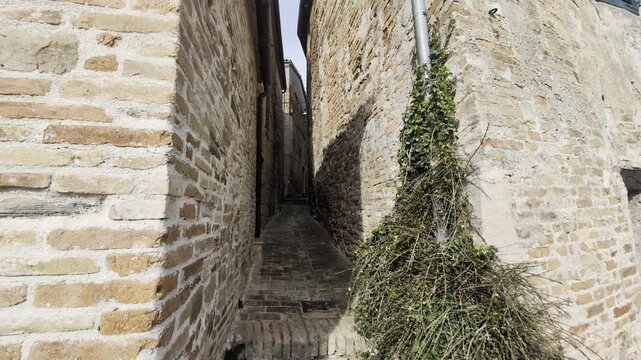 Vicolo dell'antico borgo medievale nelle Marche Piticchio di Arcevia