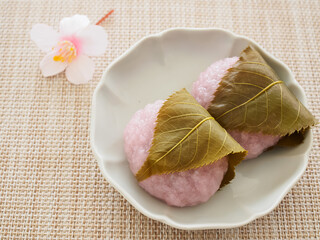 白い小皿の上の桜餅