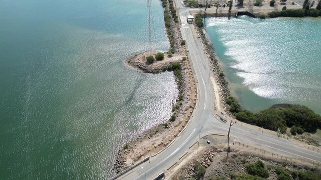 ドローンからみた海の上の三叉路