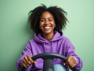 Mujer afroamericana riendo sentada con las piernas cruzadas y el volante en las manos