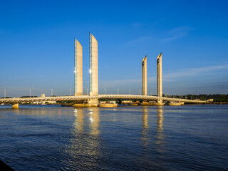 Obraz premium Pont Jacques Chaban-Delmas, Hubbrücke, Garonne, Bordeaux, Giron