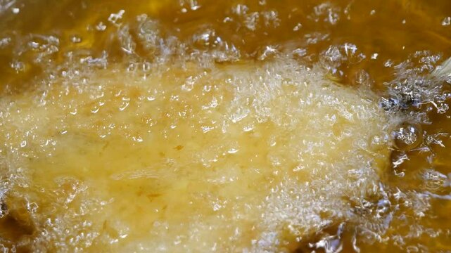 和食のアジフライ。油で鯵を揚げてるクローズアップ動画。