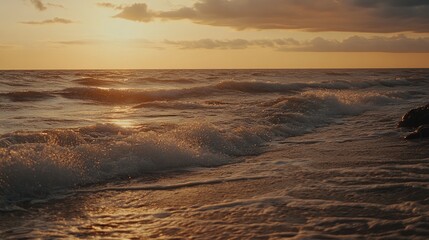 Naklejka premium Serene Sunset Over Gentle Waves on a Tranquil Beach Shoreline