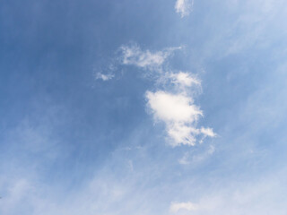 春の山から 青空と雲03