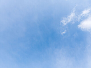 春の山から 青空と雲04