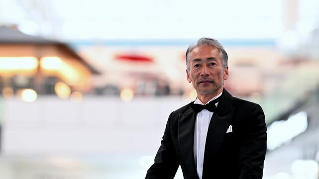 空港でカートを押す男性