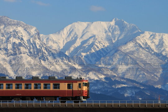 雄大な妙高の山々を背景に駆け抜けるえちごトキめき鉄道413・455系電車_2025/3/20撮影