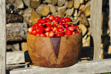 Rote Kirschen in brauner Holzschüssel