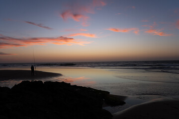 Obraz premium fishing during sunset on the beach